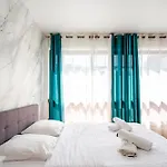 Apartment Chic Parisian Steps From Champs Elysees